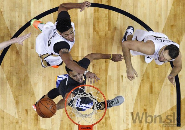 Curry hrá vlastnú ligu, dal 53 bodov