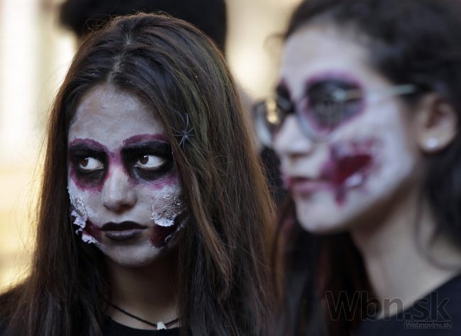 Auto vrazilo do halloweenského davu, zomrelo aj dievčatko