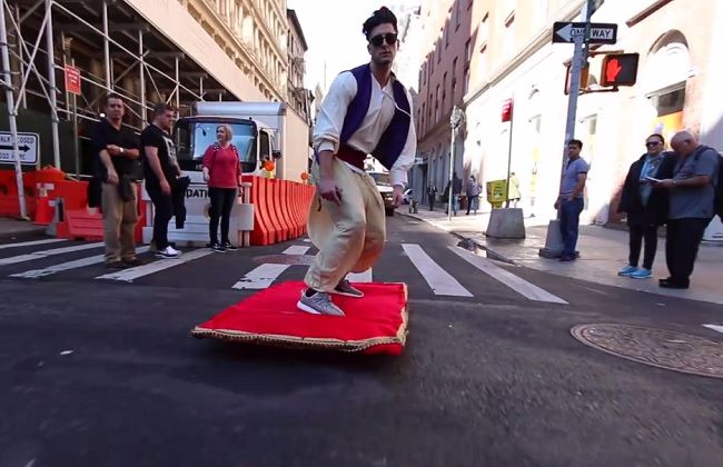 Video: Aladin zabáva ulice New Yorku