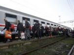Srbi a Chorváti zaviedli cezhraničné vlaky pre utečencov