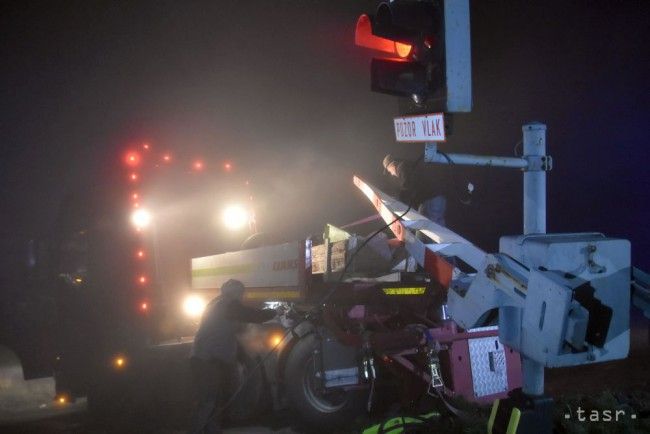 FOTO: Pri Michalovciach sa zrazil rýchlik s kamiónom prevážajúcim kombajn