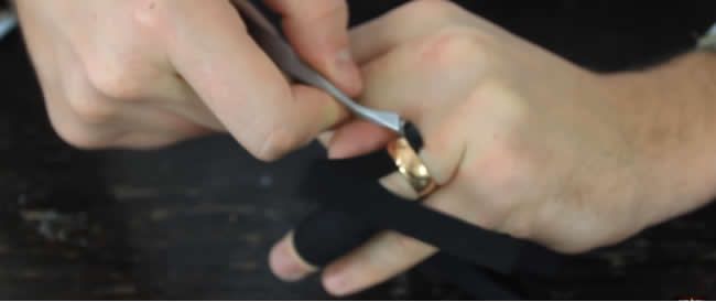 Video: Ako uvoľniť zaseknutý prsteň z prsta