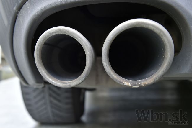 Škandál Volkswagenu sa týka až stotisíc áut na benzín