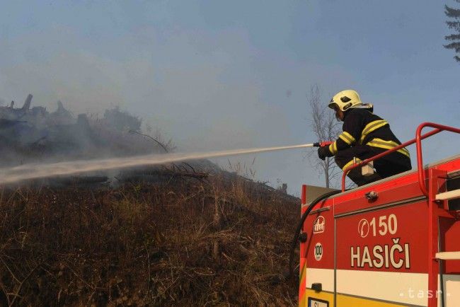 Požiar pri Ihľanoch lokalizovali, hasiči likvidujú ohniská uprostred