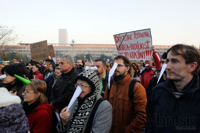 Pred úrad vlády prišlo protestovať vyše 300 učiteľov