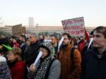 Pred úrad vlády prišlo protestovať vyše 300 učiteľov