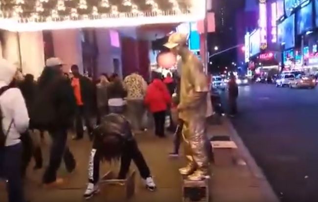 Video: Chcel okradnúť živú sochu, no dostal príučku