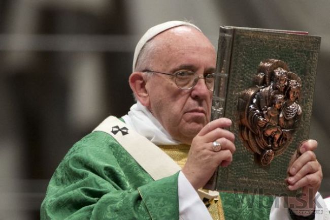 Pápež: Je smutné vidieť kňazov lipnúcich na peniazoch
