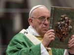 Pápež: Je smutné vidieť kňazov lipnúcich na peniazoch