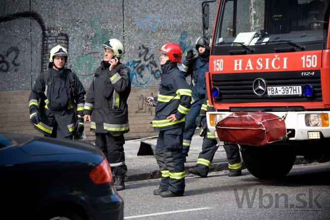 V Bratislave horel čln, požiar poškodil aj vedľajšiu budovu