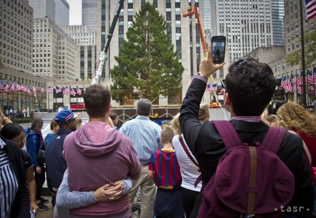 Pri Rockefellerovom centre v New Yorku už vztýčili vianočný strom