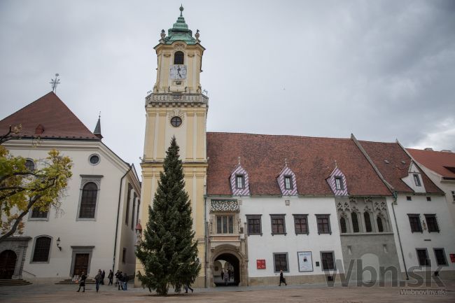 Na námestí v Bratislave už stojí vianočný stromček