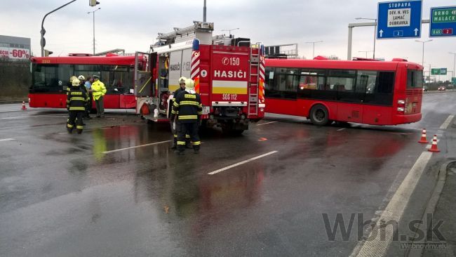 V Bratislave havaroval autobus MHD, vodičovi prišlo zle