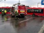 V Bratislave havaroval autobus MHD, vodičovi prišlo zle