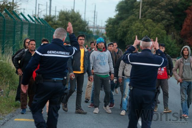 Migranti v Calais útočili na políciu, tá odpovedala plynom