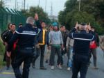 Migranti v Calais útočili na políciu, tá odpovedala plynom