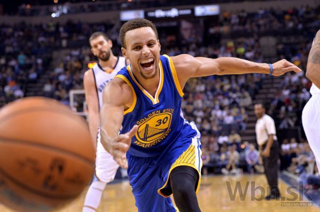 Video: Golden State vyrovnalo rekord, v Charlotte bola dráma