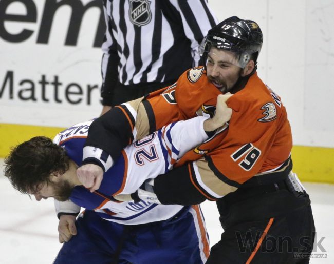 Video: V NHL sa predlžovalo, Sekera prihral na víťazný gól