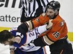 Video: V NHL sa predlžovalo, Sekera prihral na víťazný gól