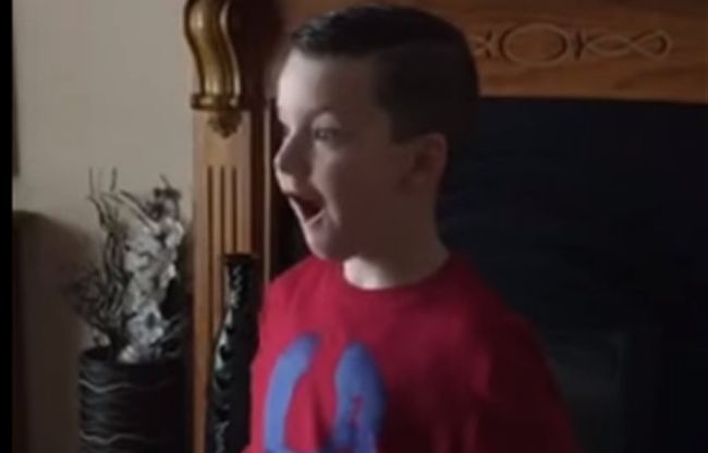 Video: Úžasná reakcia chlapca, ktorý sa dozvie, že bude veľkým bratom