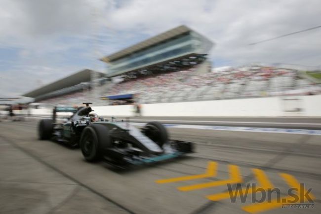 Lewis Hamilton mal autonehodu, zmeškal tlačovku