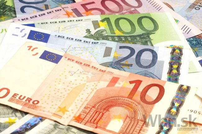 Euro na chvíľu kleslo pod hranicu 1,07 USD/EUR