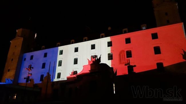 Bratislavský hrad nasvietili farbami francúzskej trikolóry