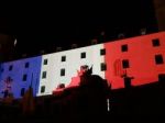 Bratislavský hrad nasvietili farbami francúzskej trikolóry