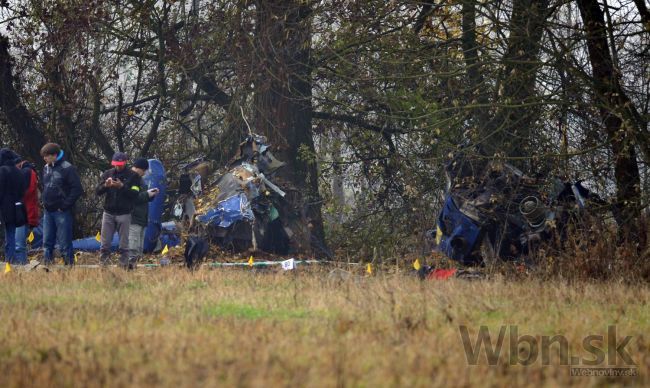 Polícia stále dokumentuje miesto havárie vrtuľníka