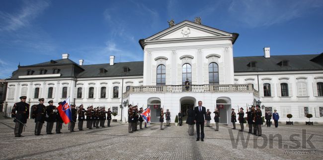 Ústavní činitelia si pripomenuli obete teroru v Paríži