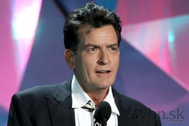 Charlie Sheen oznámil, že je HIV pozitívny