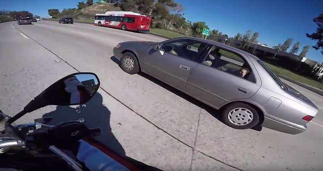 Video: Motorkár chytá nohy na diaľnici
