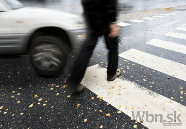 Mladík zrámoval ženu na zebre, je ťažko zranená