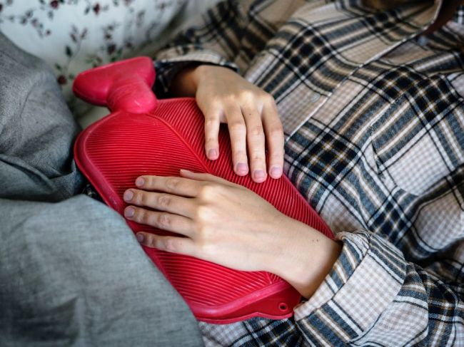 Menštruačné bolesti – 10 prírodných prostriedkov, ktoré pomáhajú