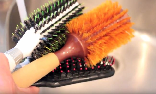 Video: Prečo a ako si vyčistiť kefy na vlasy