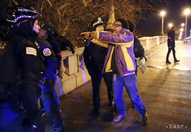 Policajta z Chicaga obvinili z vraždy černocha, zverejnili video