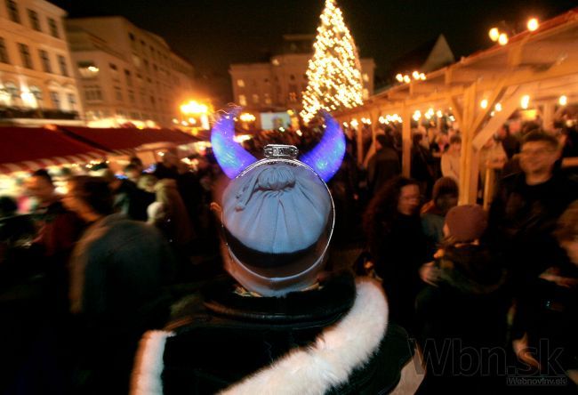 Na Vianočných trhoch v Bratislave horel stánok