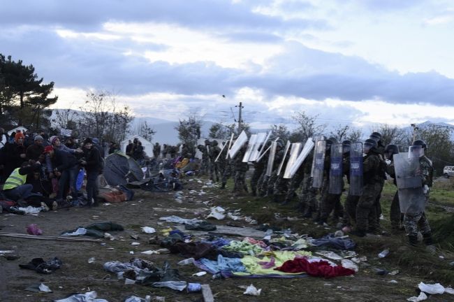 Migranti strhli časť plota na hraniciach Grécka a Macedónska