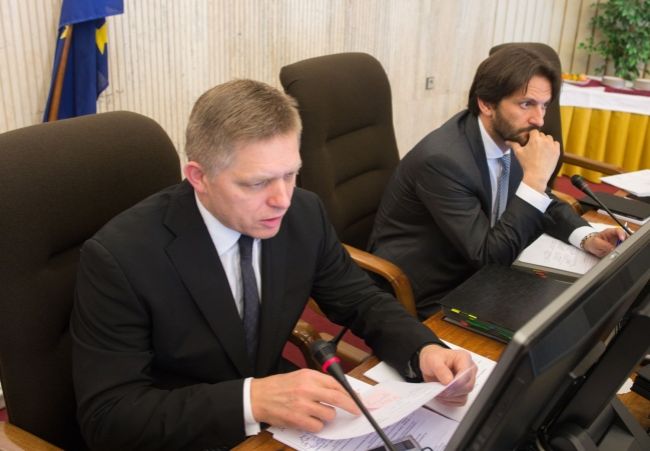 Ficova vláda schválila protiteroristický balík zákonov
