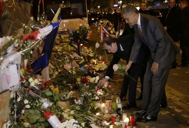 Obama si pred klubom Bataclan uctil obete parížskych útokov