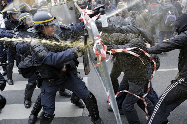 Paríž napriek zákazu zachvátili protesty, zatkli 300 ľudí