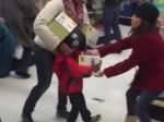 Video: Nákupná maniačka okradla dieťa