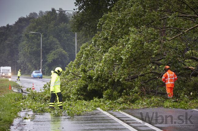 Hasiči majú plné ruky práce s odstraňovaním dôsledkov búrky