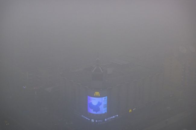 Čínu dusí hustý smog, uzavreli tisícky tovární