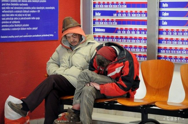 Z vlakových staníc je oddnes možné bezdomovcov vyviesť von