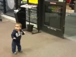Video: Chlapček je fascinovaný magickými dvermi
