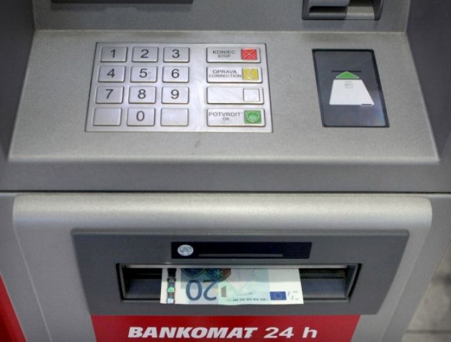 Pri pokuse dostať sa do bankomatu jeden z lupičov zahynul