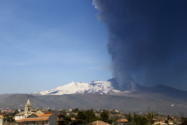 Popol z talianskej sopky Etna spôsobil uzatvorenie letiska