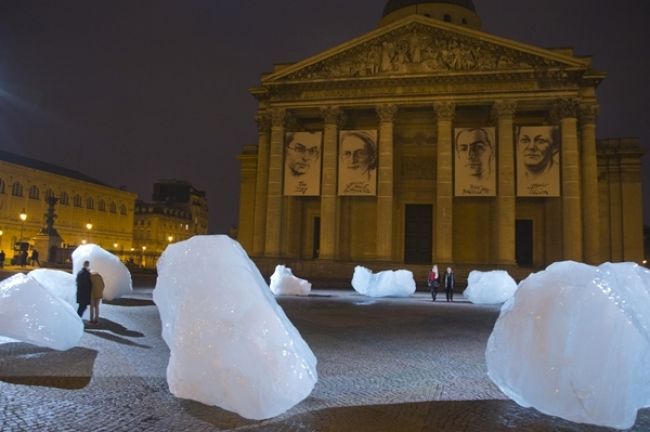 Umelec nechal pred parížskym Panteónom roztopiť tony ľadu