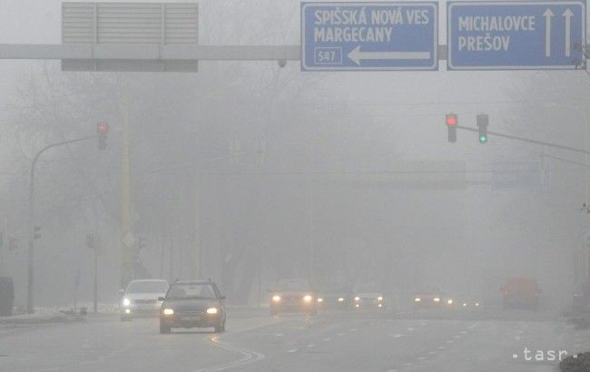 Na cestách treba počítať s hmlou, miestami sa tvorí i poľadovica